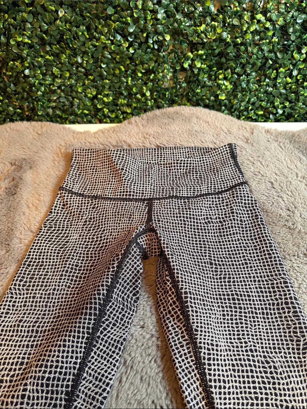 lululemon athletica Black & White Grid-Print Leggings Size 2 - Picture 2 of 6
